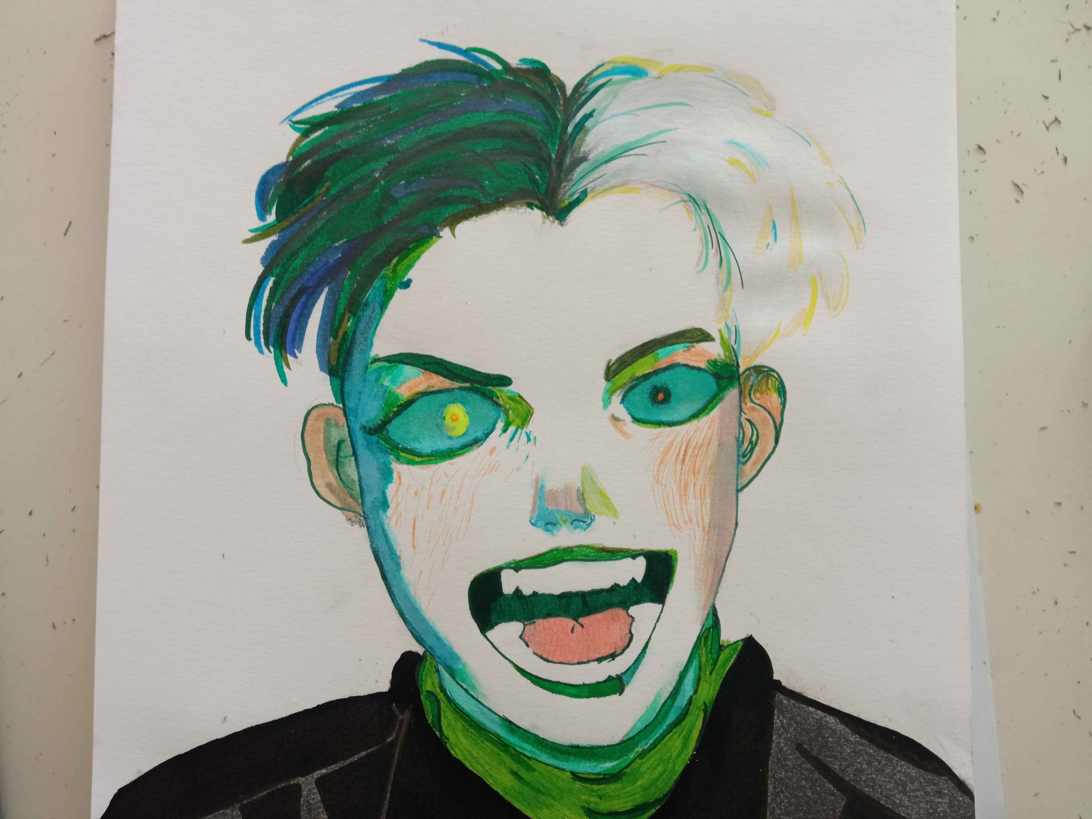 Un personnage de dessin animé avec des cheveux verts et blancs.